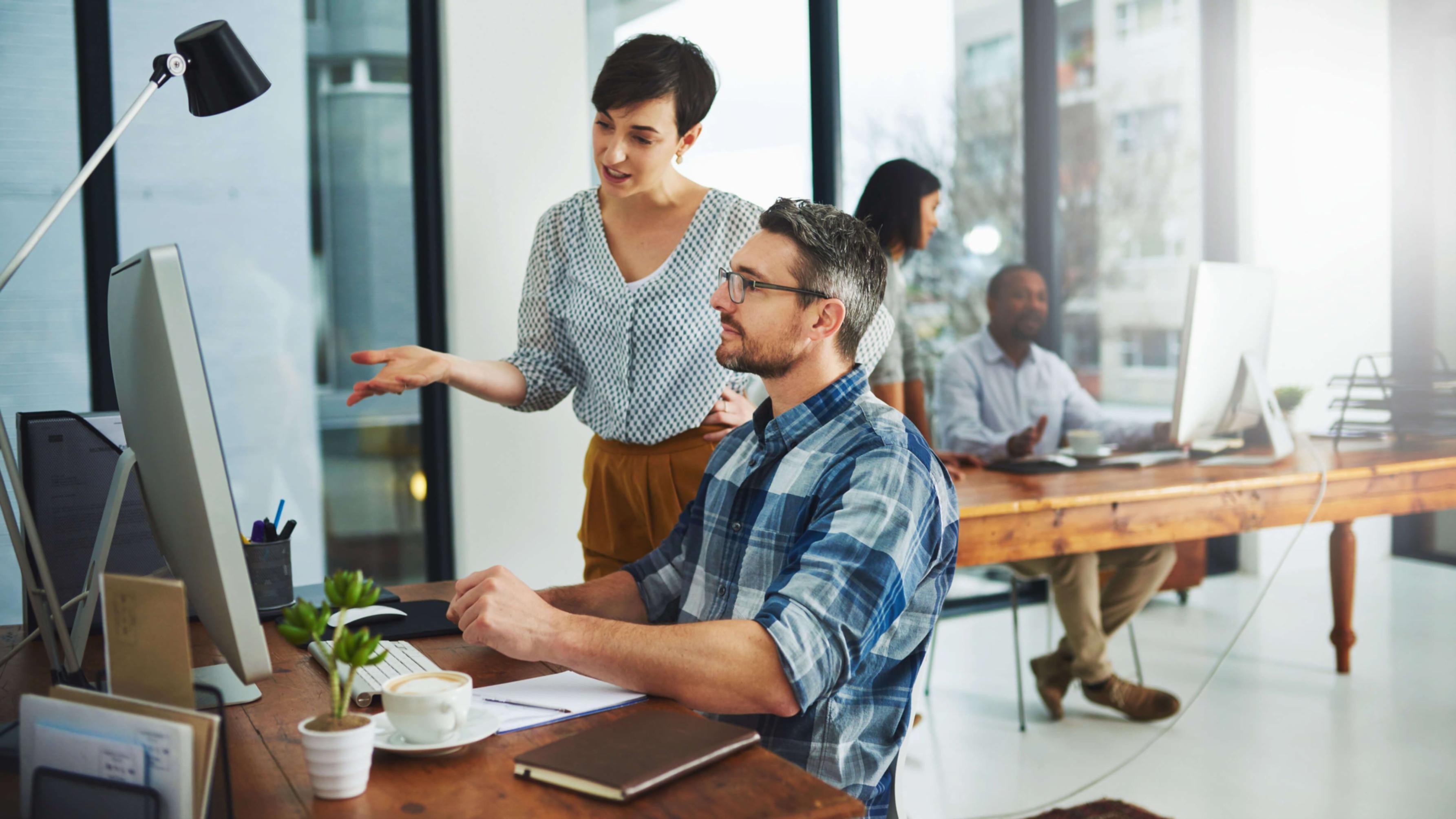 Profesional analizando comparativas presupuestarias